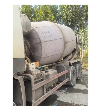 二手 12 M3 Sitrak Howo 混凝土搅拌车，配备核心泵和发动机组件，中国重汽中联重科，适用于混凝土和水泥厂使用