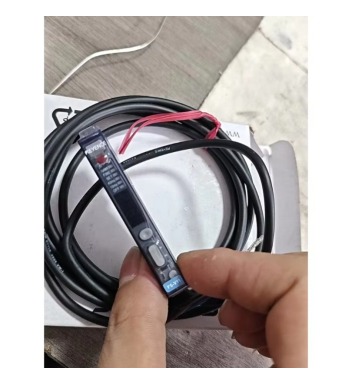 KEYENCE FS-V11 光纤传感器 FSV11 全新未拆封